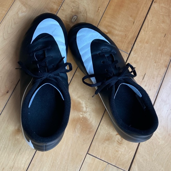 soccer shoes - Picture 1 of 4